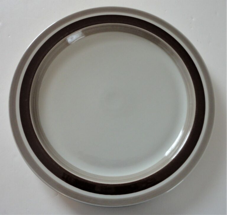 Read more about the article Vtg Midcentury Modern Arabia Finland Pirtti 13″ Round Chop Serving Platter