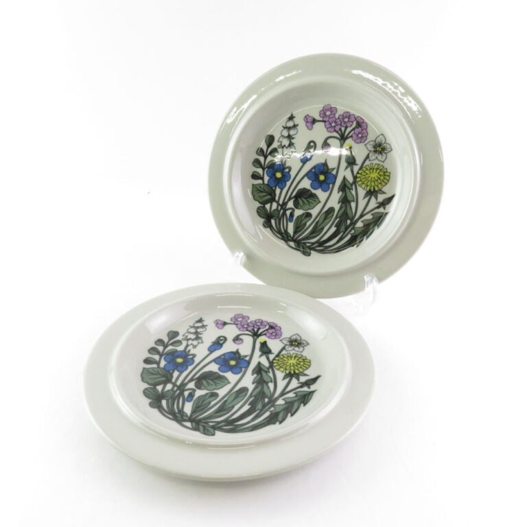 Read more about the article Arabia #11 Flora 20cm plates 2 white porcelain pair plates Finland