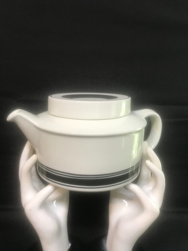 Read more about the article VINTAGE 1970’S FINLAND ARABIA BLACK STRIPE FAENZA  TEA POT w/lid and infuser