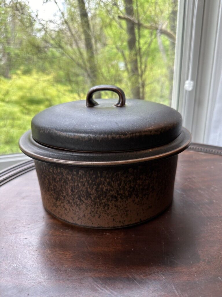 Read more about the article Vintage Arabia Finland Ruska Stoneware Covered Casserole 2.25 Qt