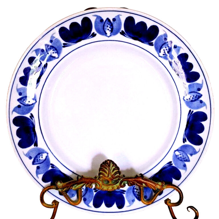 Read more about the article Vintage Rare Finland Arabia Blue Laurel Hand Painted Dinner Plates 10.5 in.