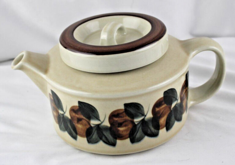 Read more about the article Arabia Finland Ruija Tea Pot with Strainer Brown Troubadour