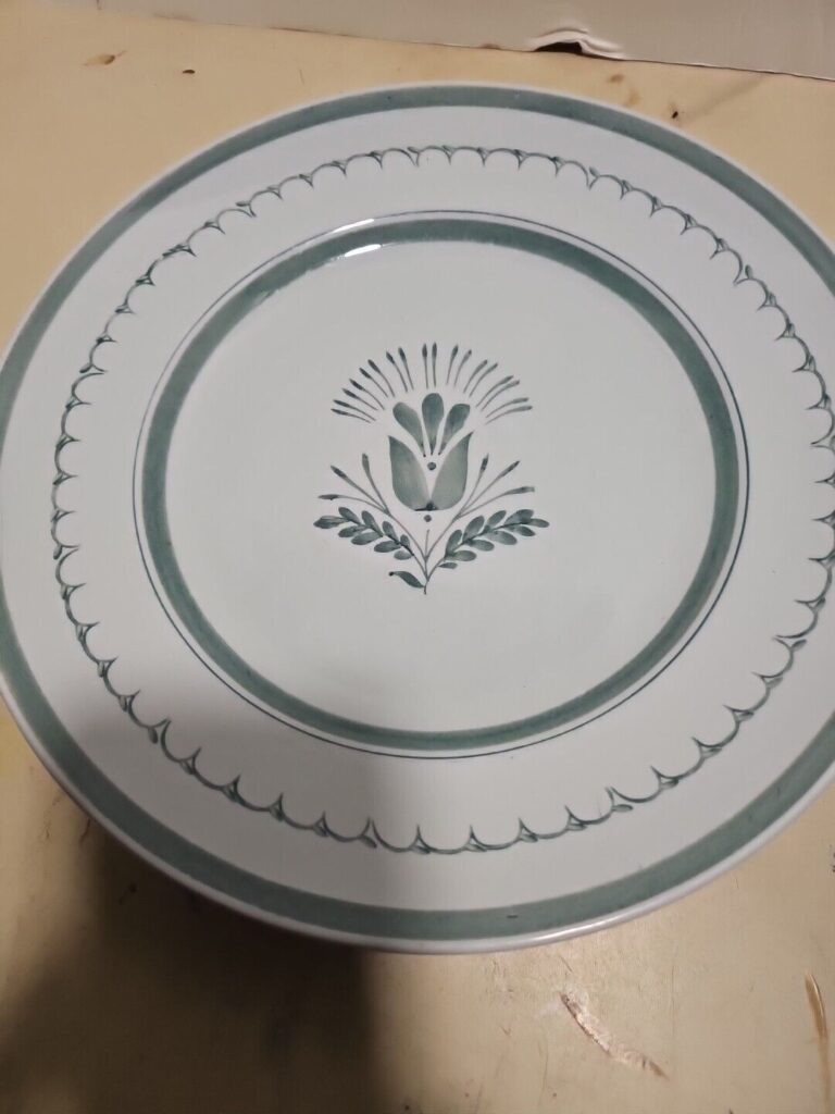 Read more about the article SET 4 Arabia Finland Green Thistle 10 3/8” Dinner Plate Finland Hand-painted