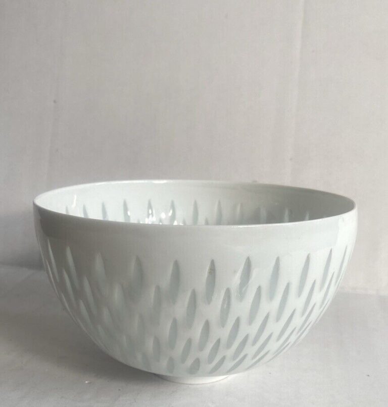 Read more about the article Arabia Finland Friedl Holzer Kjellberg Porcelain Rice Pattern Bowl 5.5”x3.25”
