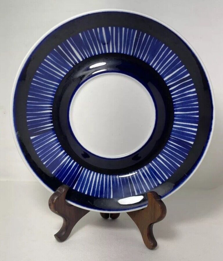 Read more about the article Vintage Arabia Finland Saucer 6.5” Valencia Line “Fiesta” Pattern Cobalt Blue-A