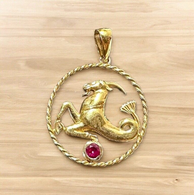 Read more about the article 18k Gold Zodiac Sign Pendant with Garnet Stone- Capricorn – Stamp AU750