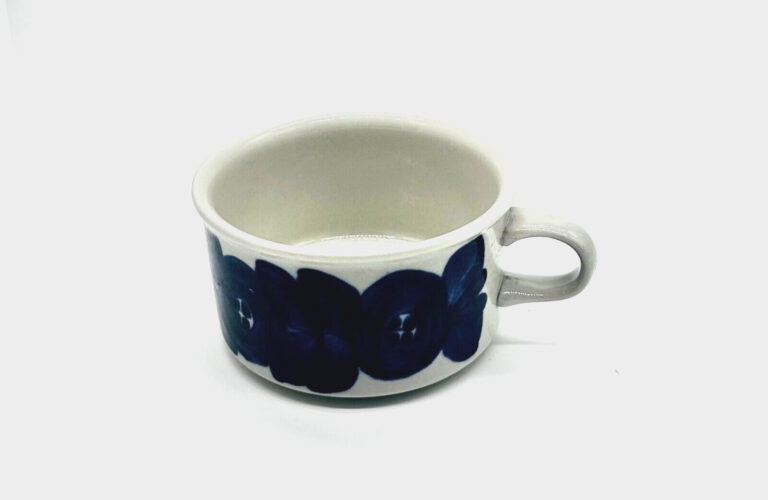 Read more about the article Arabia “Anemone” Blue Flat Cup   2 1/4″ H x 4″ W  Finland