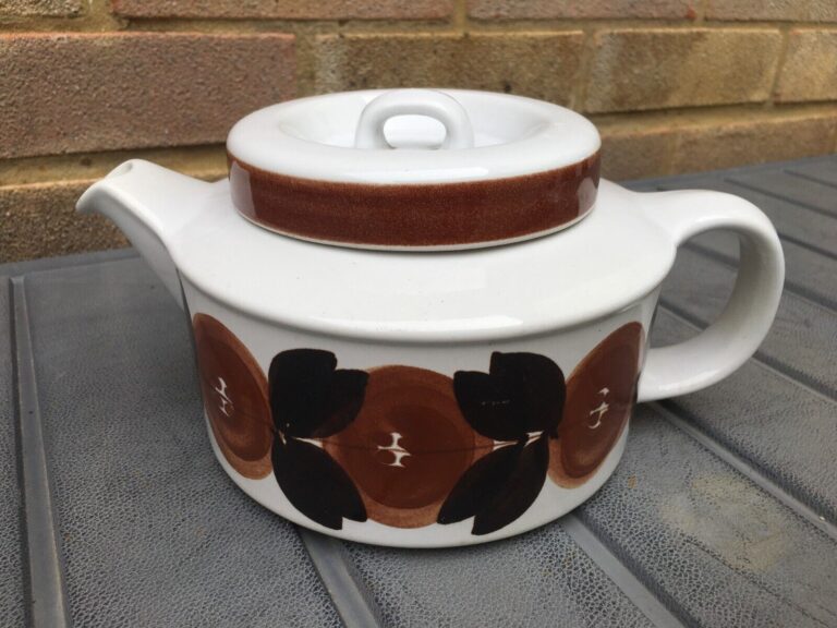 Read more about the article Vintage Arabia Finland Ulla Procope Rosmarin teapot with strainer insert