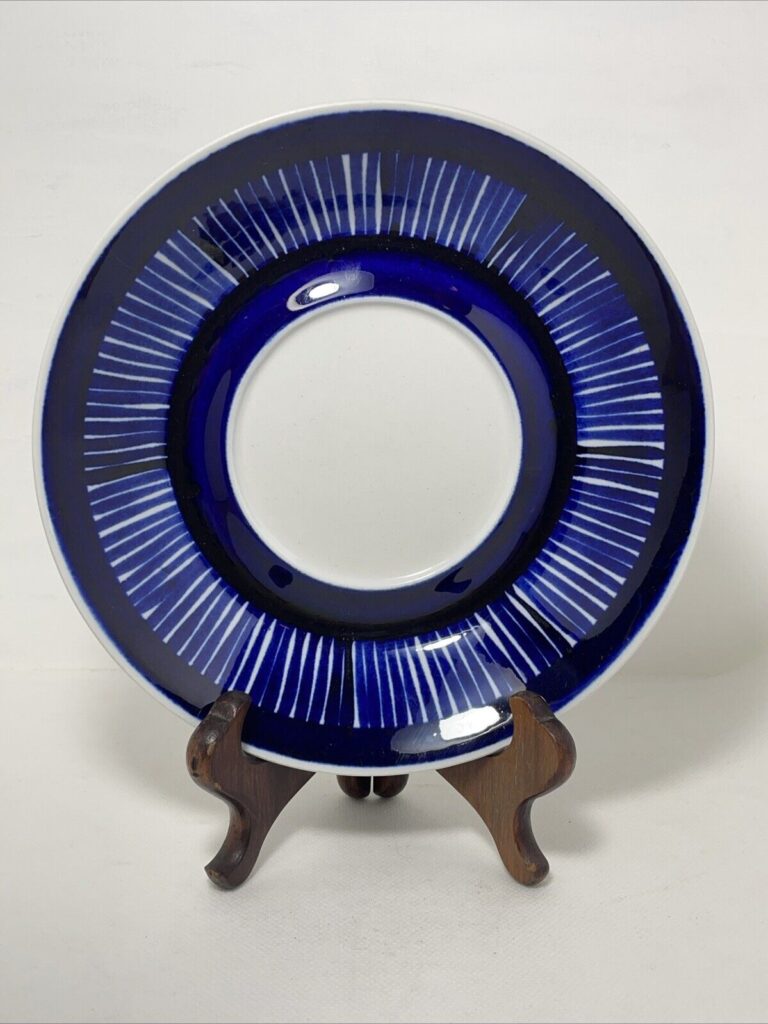 Read more about the article Vintage Arabia Finland Saucer 6.5” Valencia Line “Fiesta” Pattern Cobalt Blue- B