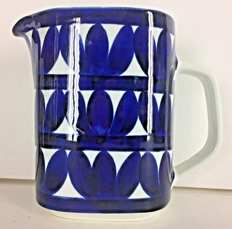 Read more about the article Vintage Arabia Finland Sotka Serving Pitcher Handpainted