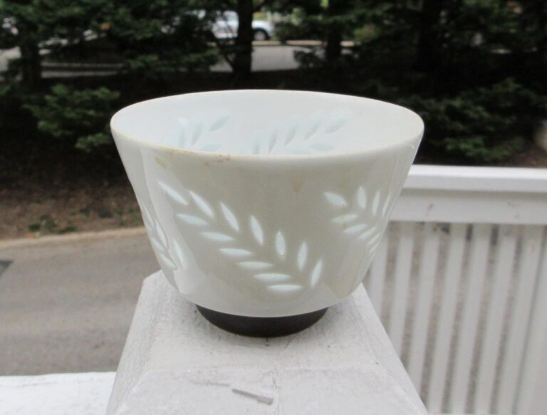 Read more about the article Vtg MCM Arabia Finland Friedl Holzer Kjellberg Porcelain Rice Bowl or Cup