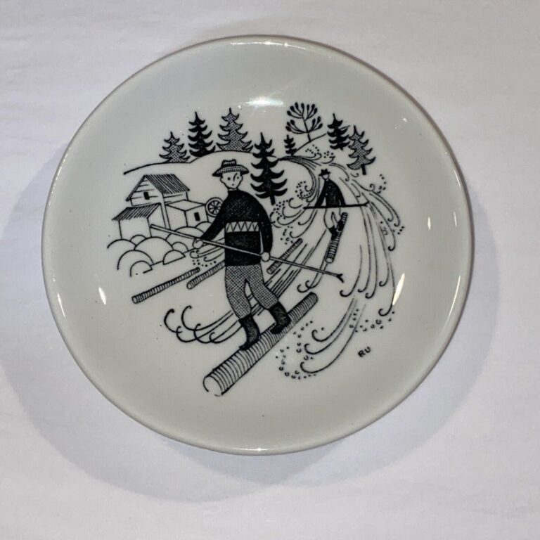 Read more about the article Arabia Finland Emilia 4.75” Mini Wall Plate Raija Uosikkinen Outdoor Scene #14