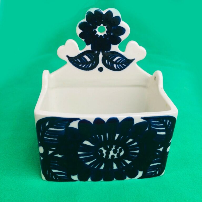 Read more about the article Arabia Gunvor Olin Gronqvist Salt Box Porcelain Kööki Blue White Flowers MCM