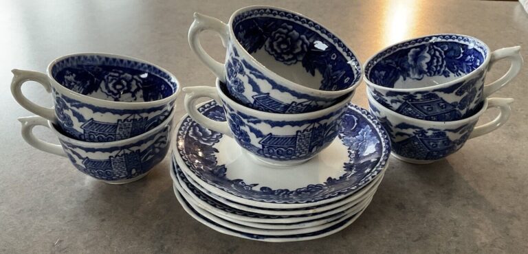 Read more about the article ARABIA :: Vintage Set/6 DEMITASSE CUPS and SAUCERS Blue “Sininen Maisema” FINLAND