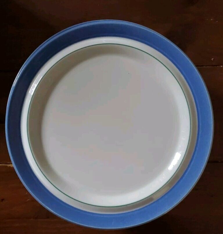 Read more about the article Vintage Set 9 Lunch Plates Arabia Finland BALLADI 8.25″ Blue Rim Green Stripe