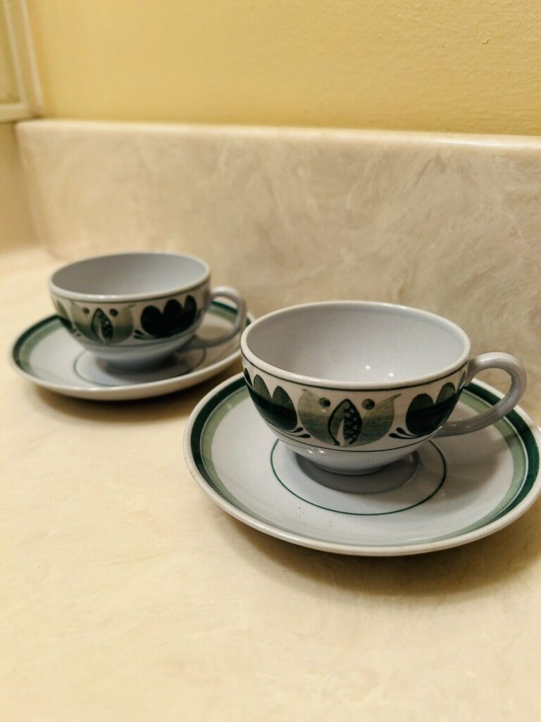 Read more about the article Pair Of Arabia Finland Green Laurel Demitasse Cups And Saucers