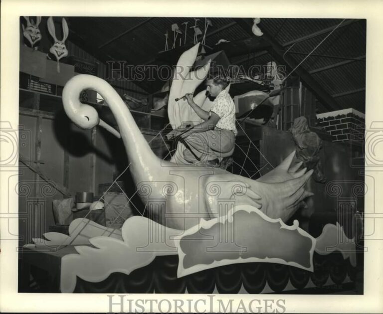 Read more about the article 1961 Press Photo William Wiese paints Shrine Circus parade float – hcx19544