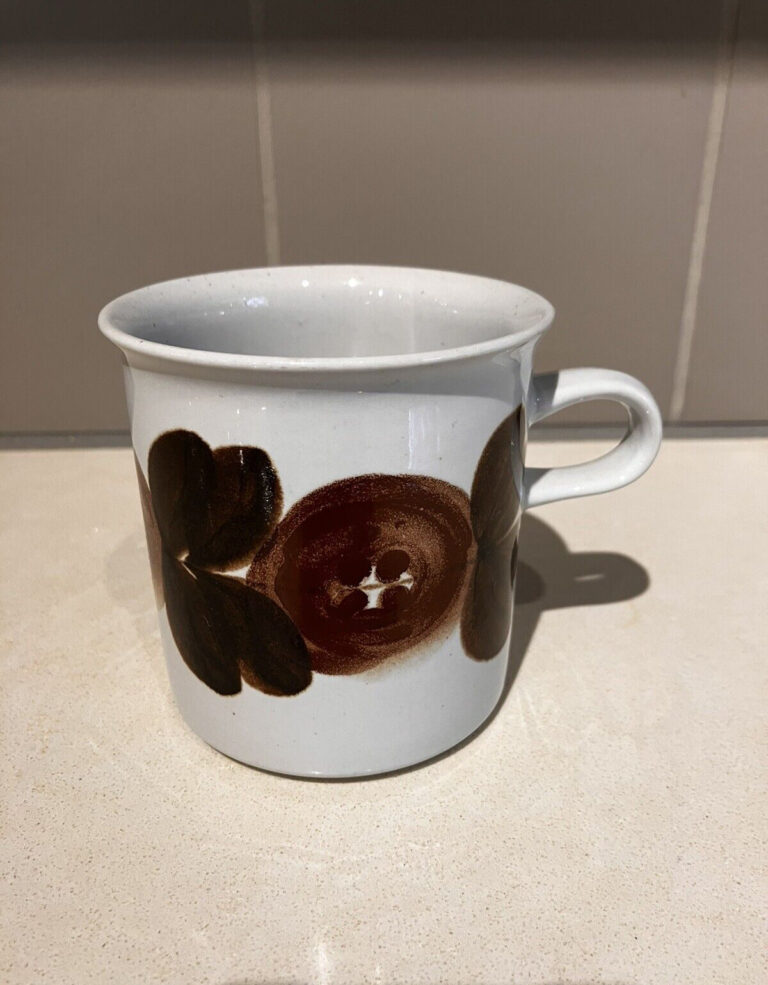 Read more about the article VTG Ceramic Mug Rosmarin Brown by Arabia Of Finland Flowers