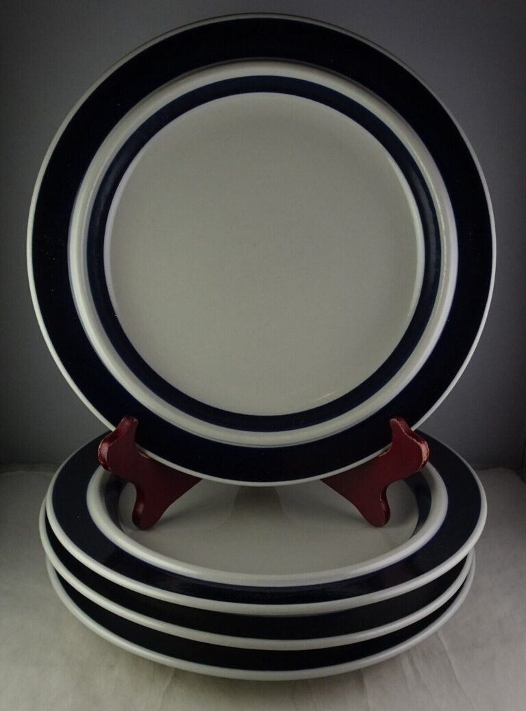 Read more about the article Four Arabia Anemone Blue Stoneware 10″ Plates Ulla Procope MCM Same Backstamp