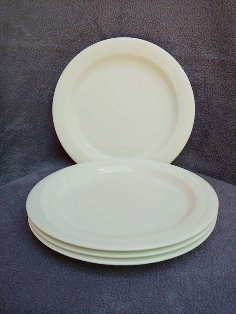 Read more about the article RARE Set of 4 Arabia Arctica Luncheon Plates 9″ White Rimmed Finland