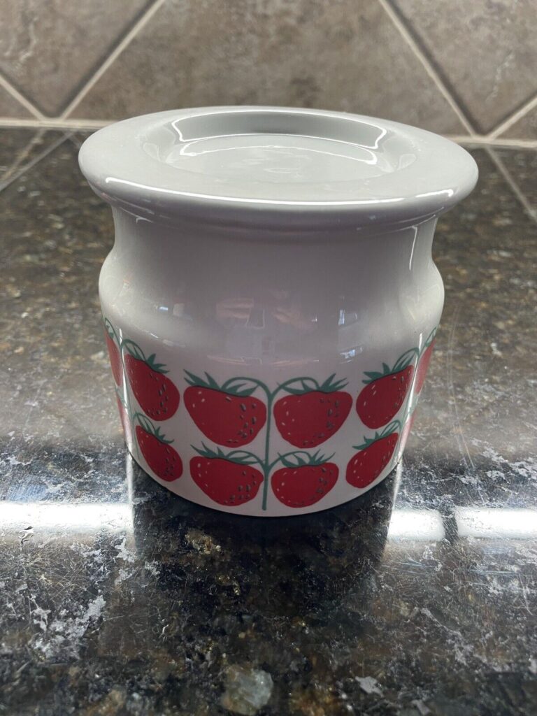 Read more about the article Vintage Midcentury Arabia Finland Strawberry Jam Jar Sugar Bowl W/ Lid Pamona