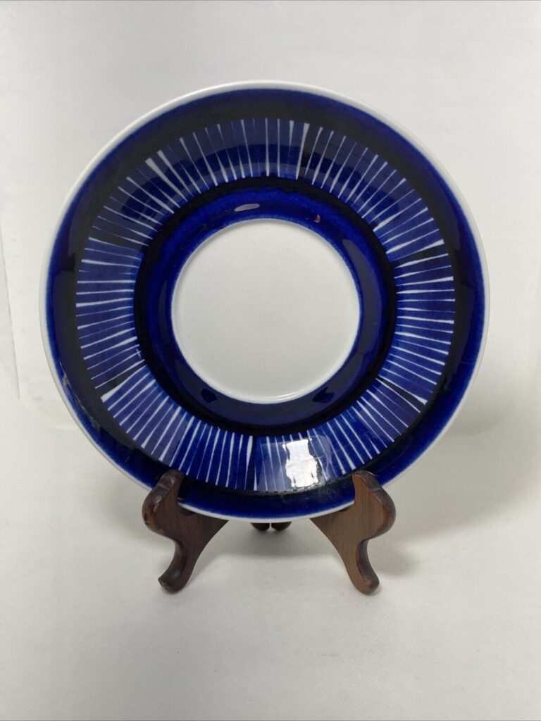 Read more about the article Vintage Arabia Finland Saucer 6.5” Valencia Line “Fiesta” Pattern Cobalt Blue-C