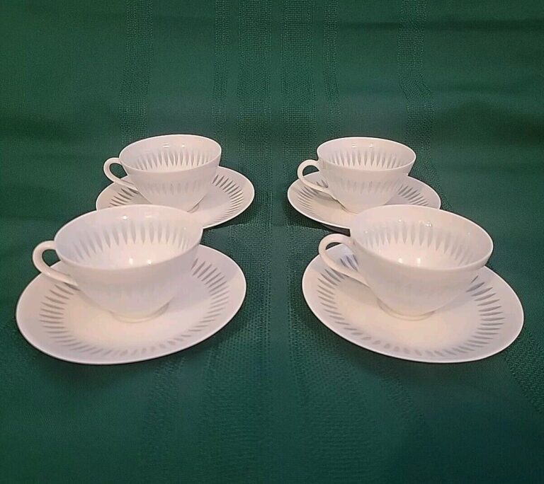 Read more about the article Friedl Holzer-Kjellberg  Arabia Finland. 4 sets mocha cups/Saucers Rice Grain