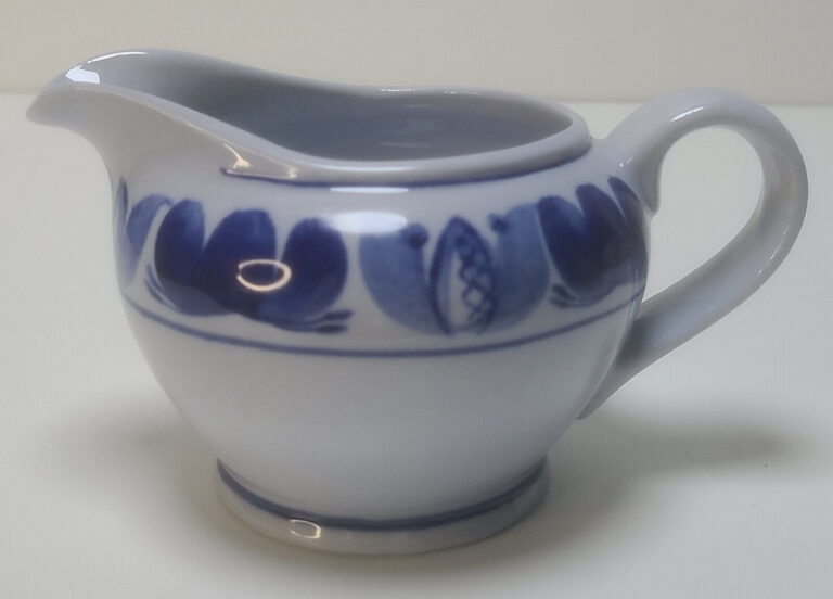 Read more about the article Arabia Made in Finland Blue Laurel Tulip Ceramic 4oz Creamer