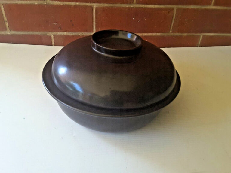 Read more about the article Retro vintage Mid Century 1960’s ARABIA Finland LIEKKI Ovenware lidded casserole