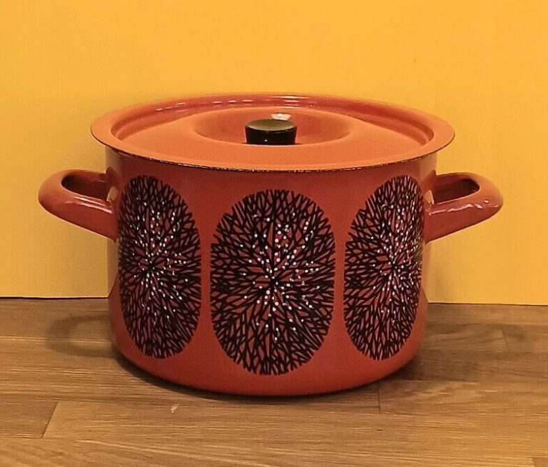 Read more about the article Arabia Finel  Snowflake Large Red Enamel Casserole or Stock Pan  1970s.