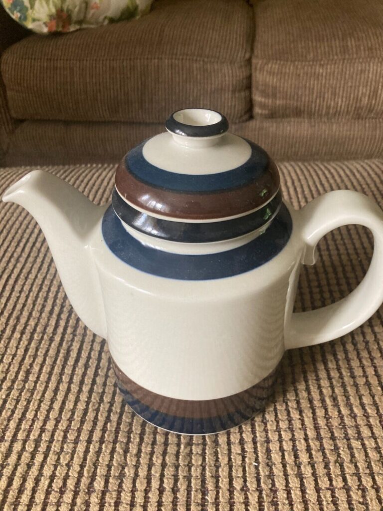 Read more about the article Vintage Arabia Finland Kaira  Coffee/Tea Pot