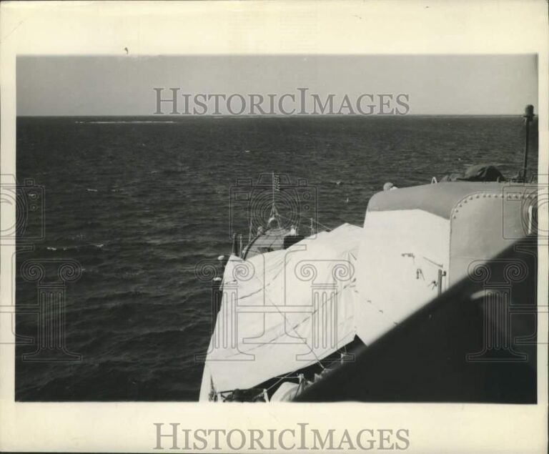 Read more about the article 1945 Press Photo tent for visiting Arabians on deck of US destroyer in Red Sea