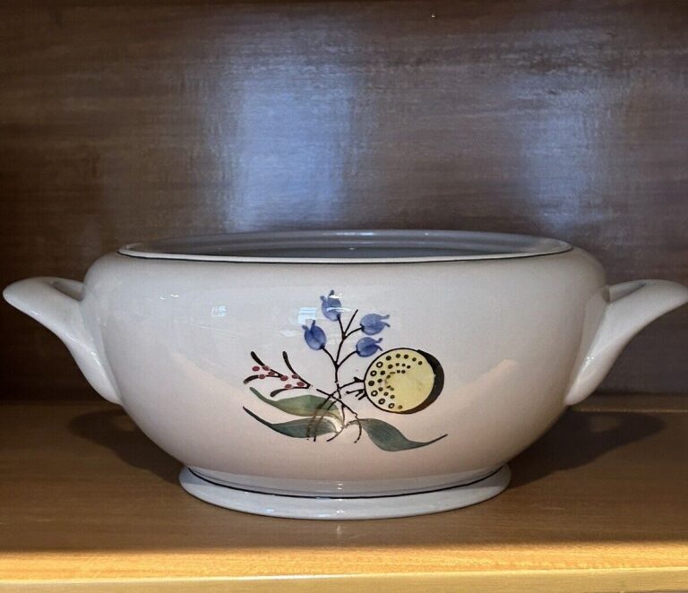 Read more about the article Arabia of Finland Windflower Soup Tureen  NO LID