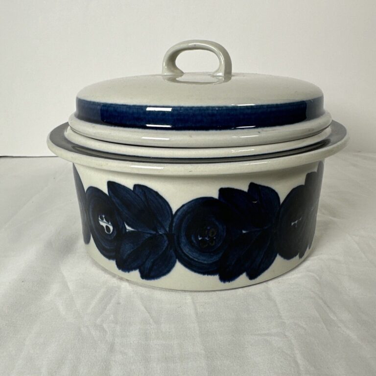 Read more about the article ARABIA FINLAND ANEMONE BLUE ROUND COVERED CASSEROLE SERVING BOWL W/LID 2.5 QT 9″