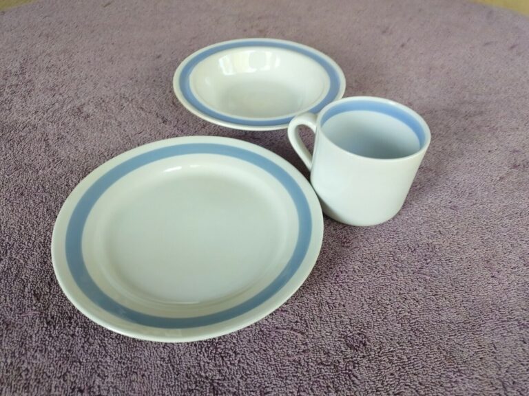 Read more about the article Arabia Ribbons Blue Finland Salad Plate 7 3/8″ Cereal Bowl 6.5″ Cup 2 7/8″