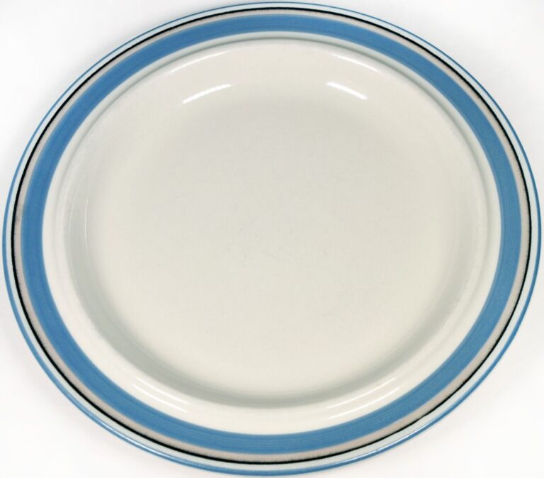 Read more about the article Arabia of Finland Uhtua 7 3/4″ Salad Dessert Stoneware Plates Set of 4