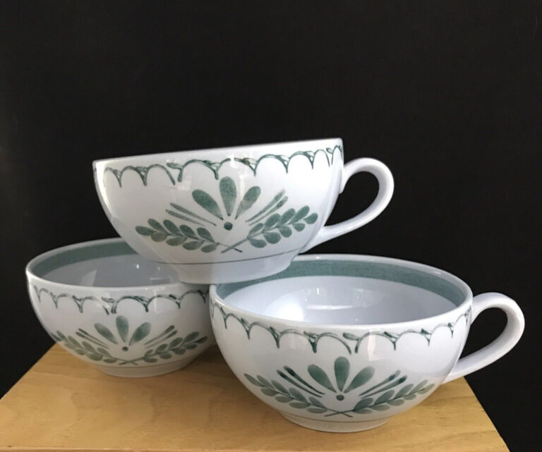 Read more about the article Vintage ARABIA of Finland Green Thistle Three (3) Flat Tea Cups no saucers