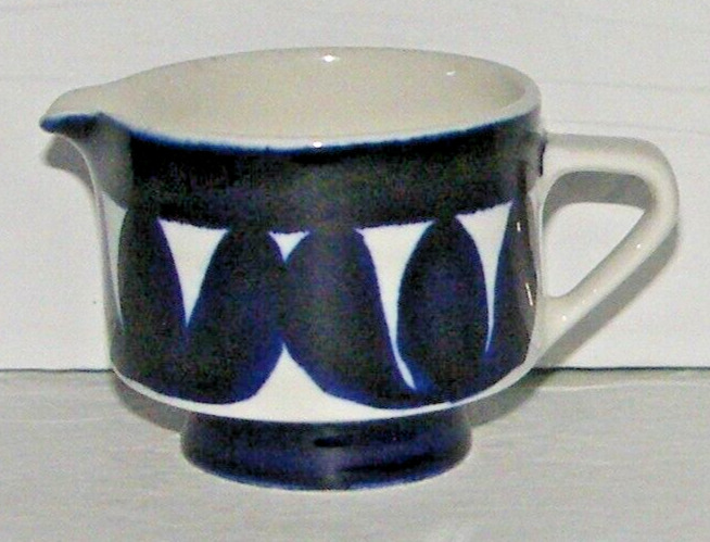 Read more about the article Vtg Mid Century Modern ARABIA of Finland Porcelain Creamer Sotka Blue and White