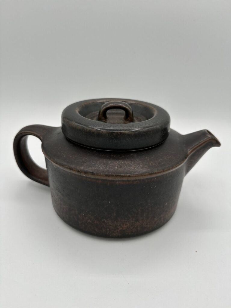 Read more about the article Arabia Stoneware Ruska Tea Pot Brown