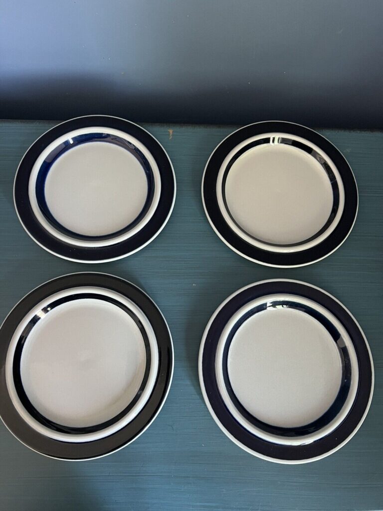 Read more about the article Set of 4 ARABIA Finland Blue Anemone 7-7/8″ Salad Dessert Plates Handpainted