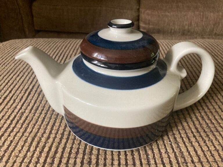 Read more about the article Vintage Arabia Finland Kaira  Tea Pot