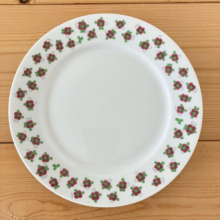 Read more about the article Arabia Pikkukukka Plate
