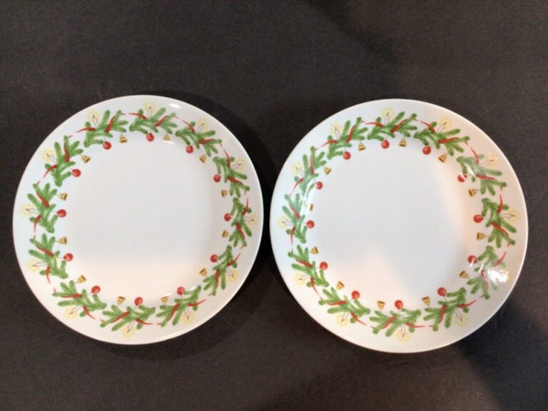 Read more about the article Vintage Arabia Finland Christmas Wreath Salad Lunch Dessert Plates 7 3/8”