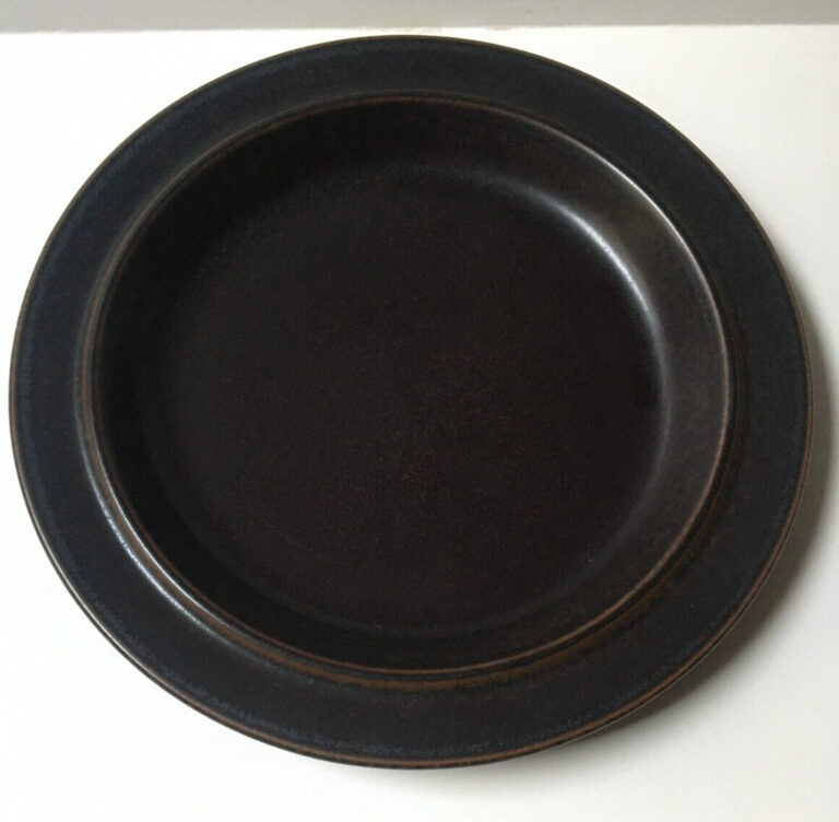 Read more about the article Arabia Finland RUSKA Dinner Plate 10″ STONEWARE Pottery Brown/Black Heavy Weight