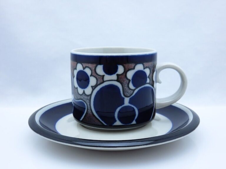 Read more about the article Arabia Saara Anja Jaatinen-Winquist Teacup Saucer 2
