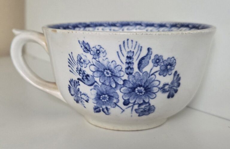 Read more about the article Arabia Finland Finn Flower Blue Teacup