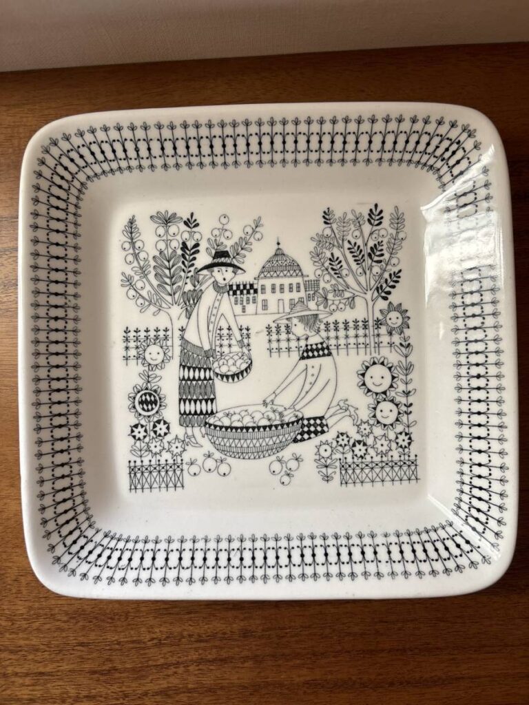 Read more about the article Missing Arabia Emilia Square Tray Laiya Uosikkinen Finland Scandinavian Vintage