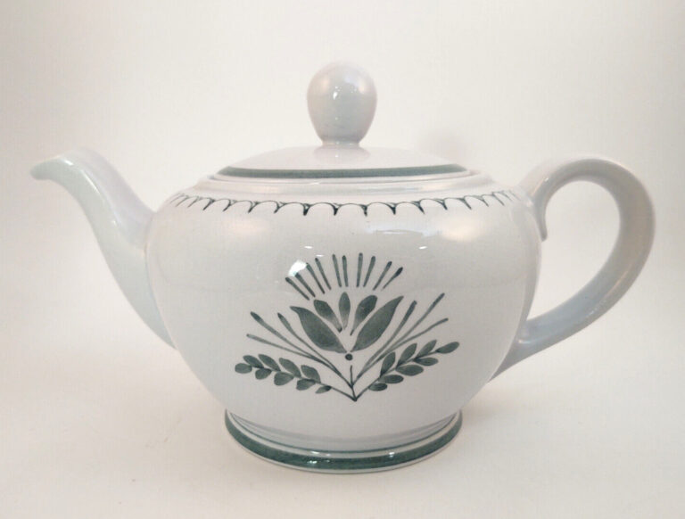 Read more about the article Arabia of Finland Green Thistle Teapot with Lid