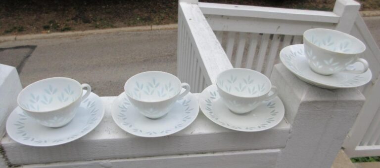 Read more about the article Pristine Vintage 4 Arabia Rice Mini Demitasse Cups and 6 Saucers