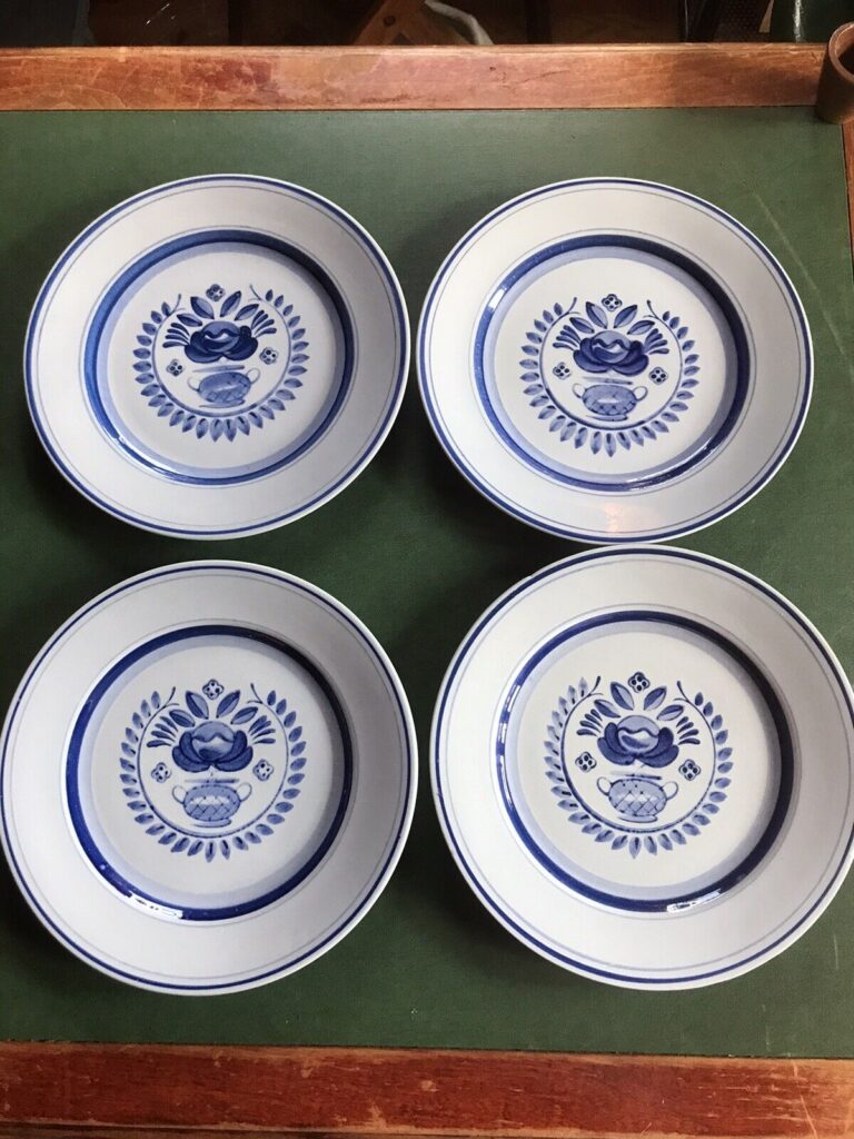 Read more about the article 4  Vtg Arabia Finland Blue Rose Dinner Plate Flower Rings 10″ Hand Painted MCM